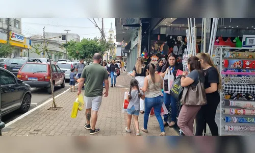 Comércio de Apucarana vai atender até 22h em dezembro; saiba quando