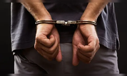 Homem xinga policiais de 