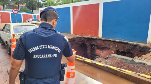 Cratera se abriu em frente a muro da Escola Municipal Professor José Brazil Camargo