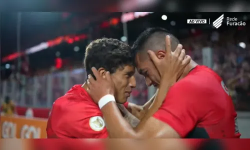 Athletico-PR vence Atlético-MG e sai da zona de rebaixamento