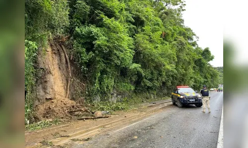 Deslizamento gera interdição parcial na BR-277 no litoral do PR