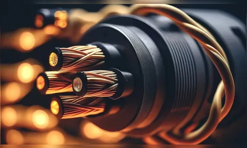 Ladrões tentam furtar fios em construção, mas fogem ao serem flagrados