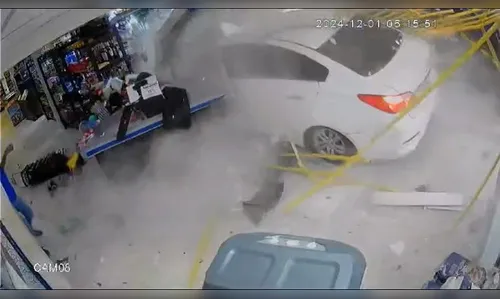 Mulher invade distribuidora com carro após discussão com funcionária