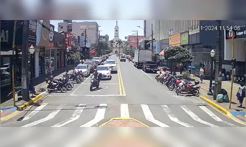 Sujeira de prédio atinge carros e motoristas chamam a PM