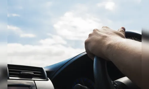 Motorista é flagrado dirigindo com criança no colo em Arapongas