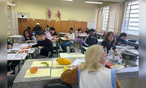 Estrangeiros aprendem português com apoio do governo do Paraná