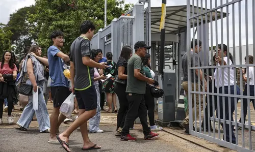 Estudantes chegam para fazer o Enem