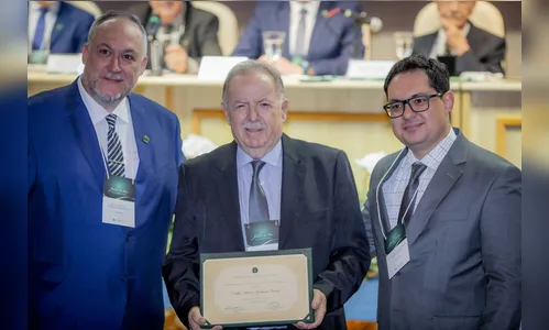 Médico de Arapongas recebe homenagem por 50 anos de profissão