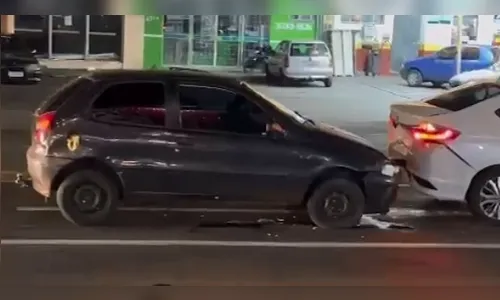 Colisão envolve carros e moto na Avenida Minas Gerais