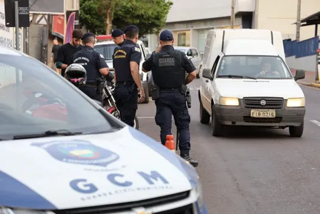 GCM durante fiscalização em Apucarana