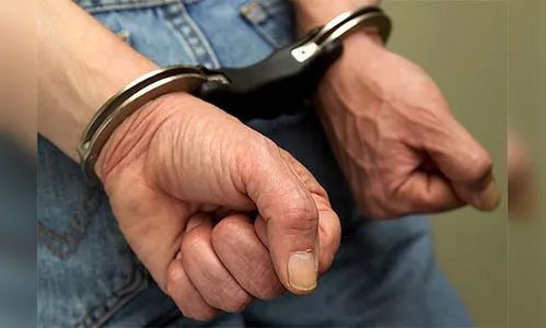 Homem é preso após agredir mulher por causa de casa suja