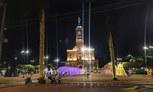 Iluminação de Natal é ativada no centro de Apucarana; veja fotos