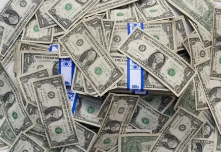 Dólar cai a R$ 5,77 com minério forte e fluxo financeiro