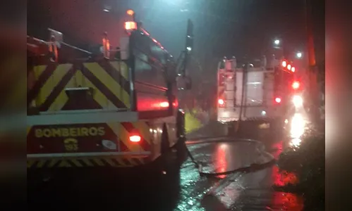 Casa de madeira é consumida por incêndio em Apucarana; veja