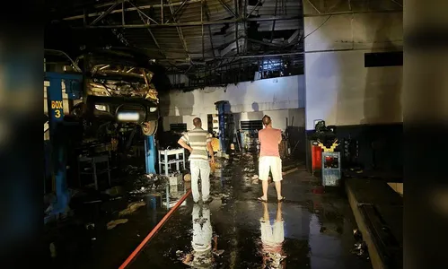 Incêndio devasta mecânica e deixa veículos parcialmente destruídos