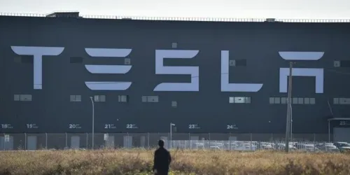 Vendas da Tesla na China voltam a cair no confronto anual de dezembro