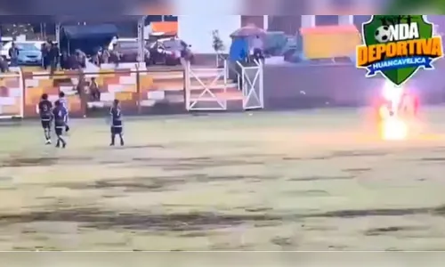 Jogador peruano morre após ser atingido por um raio no gramado; vídeo
