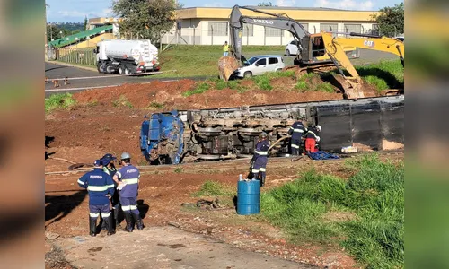 Trem descarrilha após deslizamento de terra encobrir trilhos no Paraná