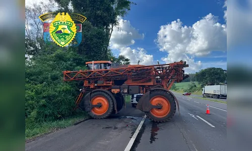 Motoristas saem ilesos após acidente envolvendo máquina agrícola no PR