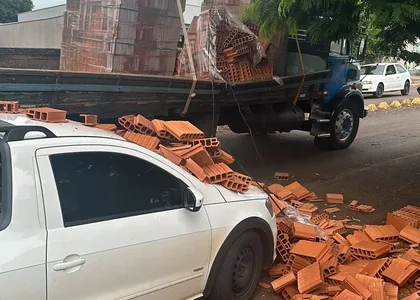 Milheiro de tijolos caiu sobre picape