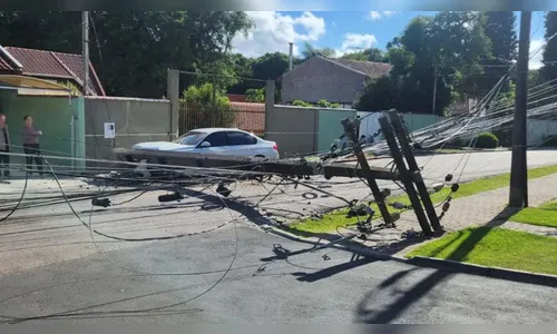 Motorista de BMW derruba dois postes e deixa moradores sem energia