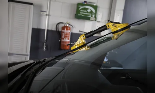 Mulher quebra para-brisa de carro durante briga com ex em funilaria