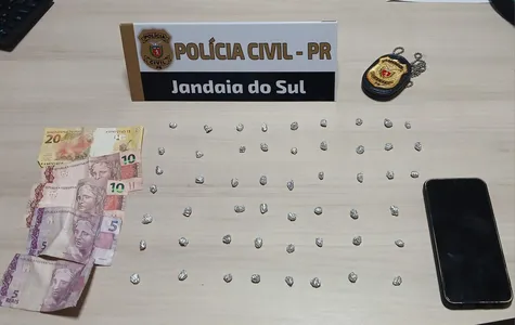 Na operação, os agentes apreenderam 52 pedras de crack.