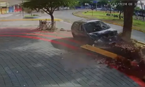 Vídeo mostra acidente no centro; casal com bebê escapa por pouco
