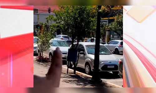 Moradora registra danos em carros causados após lavagem de prédio