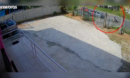Vídeo forte: mãe e filho de 10 anos são atropelados por carro