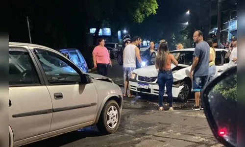 Batida entre Gol e Corsa deixa adolescente ferido em Apucarana