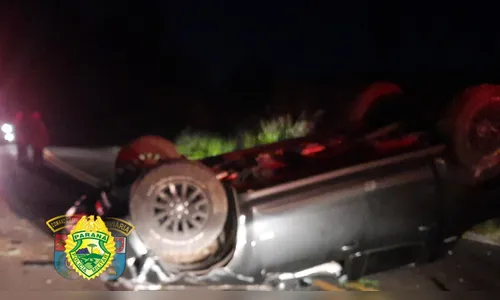 Caminhonete capota na PR-170 e motorista é socorrido por populares
