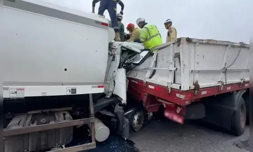 Caminhoneiro é resgatado de helicóptero após colisão no Paraná