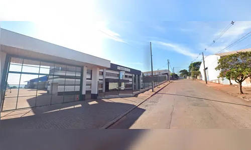 Mulher fica ferida após objeto cair sobre ela enquanto trabalhava