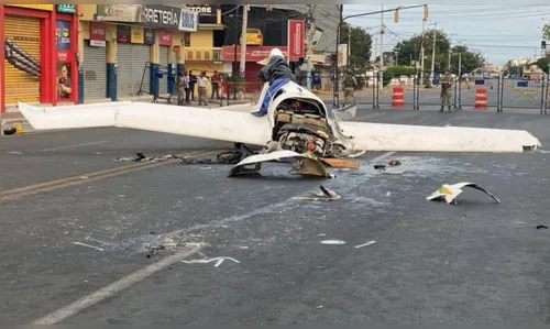 Vídeo mostra momento em que avião cai sobre carro; duas pessoas morrem