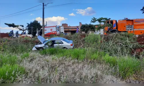 Motorista perde controle de veículo e cai em barranco em Jandaia