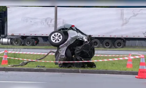 Carro parte o meio após acidente no PR; motorista morreu na hora