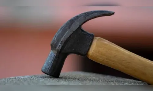 Filho tenta agredir mãe com martelo em Apucarana; rapaz está foragido