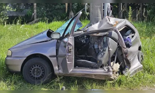 Carro 'dobra' ao meio após bater em poste e motorista morre no Paraná