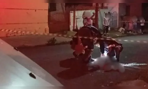 Adolescente de 13 anos morre e jovem fica ferido em tiroteio