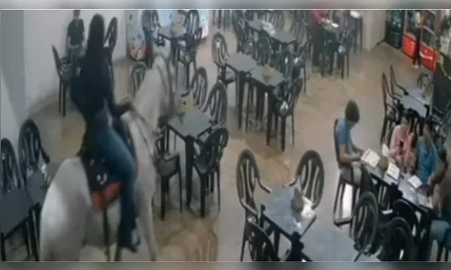 Cowgirl entra em pizzaria montada a cavalo e chama atenção; vídeo