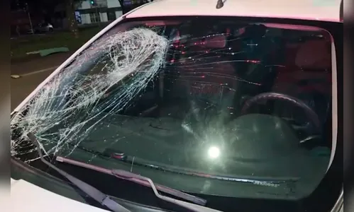 Homem não aceita fim do relacionamento e se joga na frente de carro