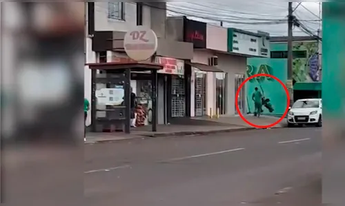 Suspeito de furto leva surra no Paraná; população registra cena