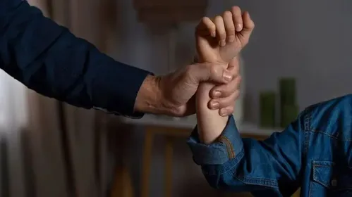O homem negou as acusações e disse estar em casa com familiares