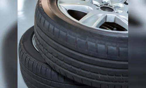 PM recupera carro furtado e encontra rodas em laje; suspeito é preso