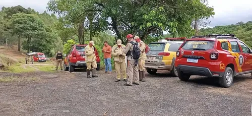 O trabalho conta com policiais, bombeiros e três cães farejadores especializados.