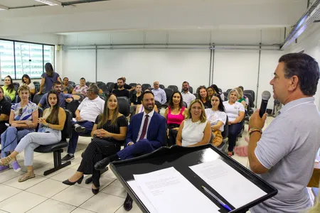 Onofre discursa durante audiência pública