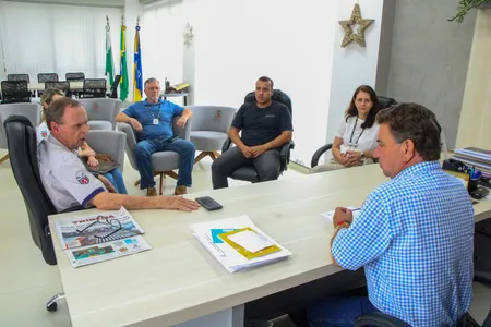 Onofre, prefeito de Arapongas, em reunião com Cohapar