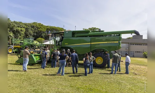 Alunos da UEM têm imersão tecnológica em máquinas agrícolas