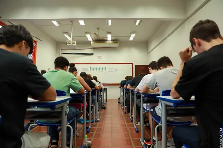 Os portões estarão abertos a partir do meio-dia e os candidatos poderão ter acesso às salas de prova das 13h20 às 13h50